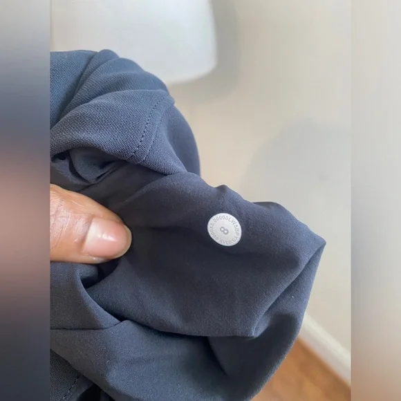 Lululemon On The Fly Pant Wide Leg Woven in Black Size 8 
Inseam 31.5" - Picture 6 of 10